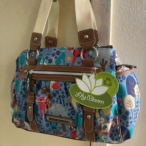 BRAND NEW Large purse with pouches & zippers, side pockets 
Adjustable straps